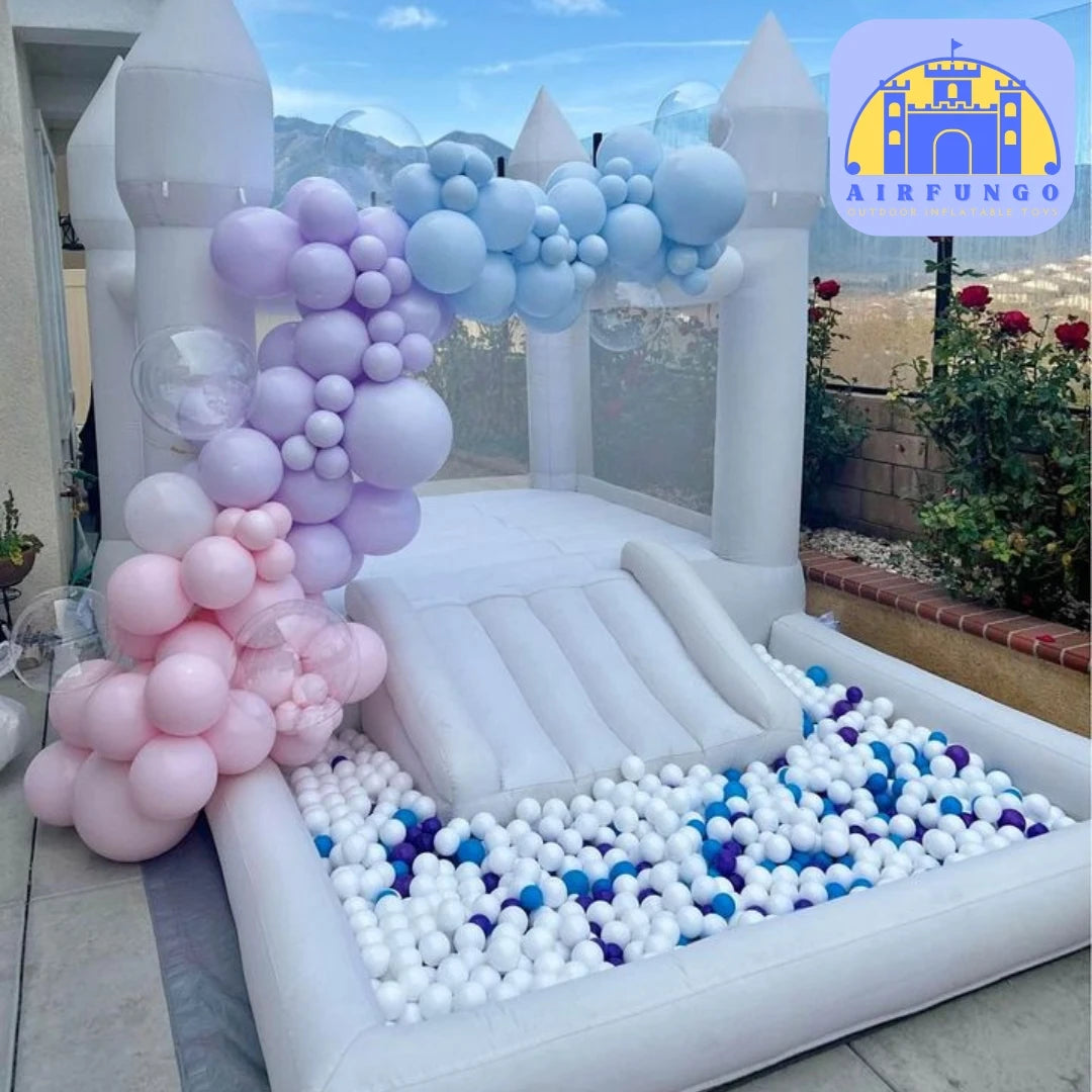 Inflatable play structure with balloons and ball pit, featuring AIRFUNGO logo.