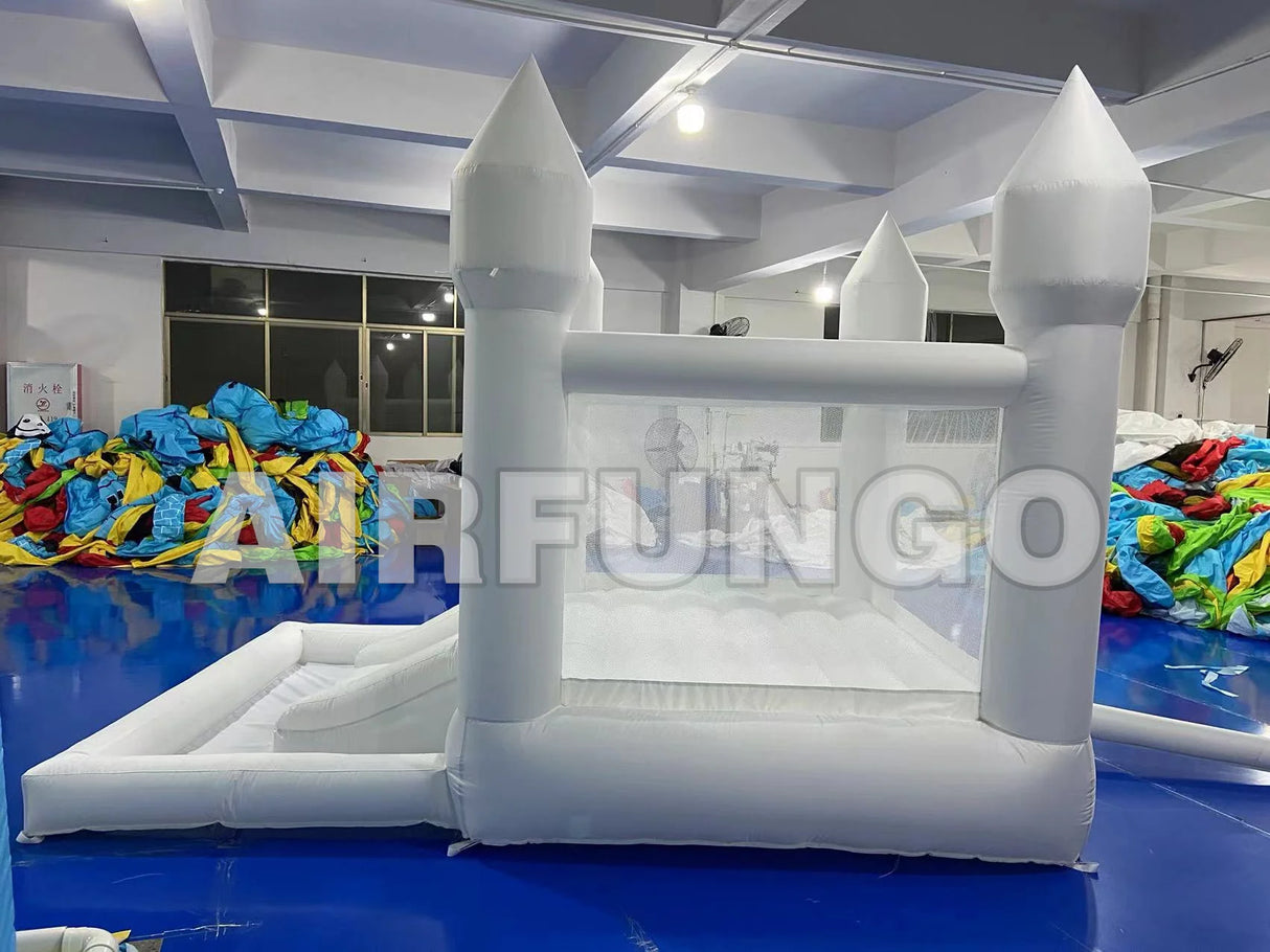 Inflatable castle with colorful balloons in the background, featuring the brand 'AIR FUN GONG'.