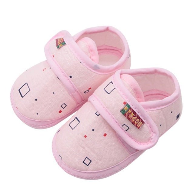 Pink children's slippers with geometric patterns 