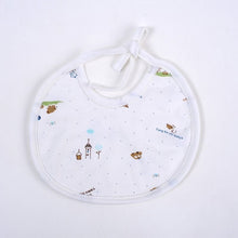 Cartoon print baby bib included in the 5PCS newborn clothing gift set, a handy feeding accessory for mealtimes and dribbling.