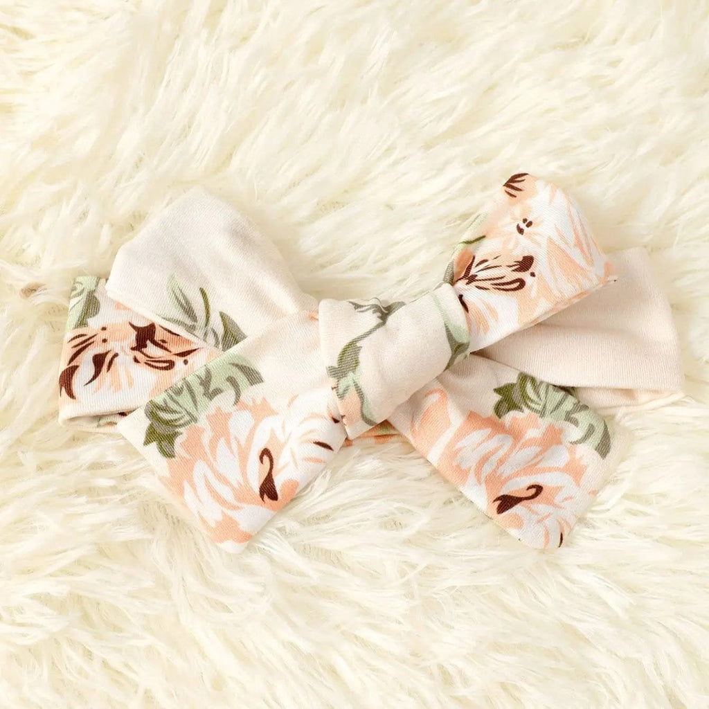 Floral bow headband from the pink baby girl set for finishing everyday looks and photo days.
