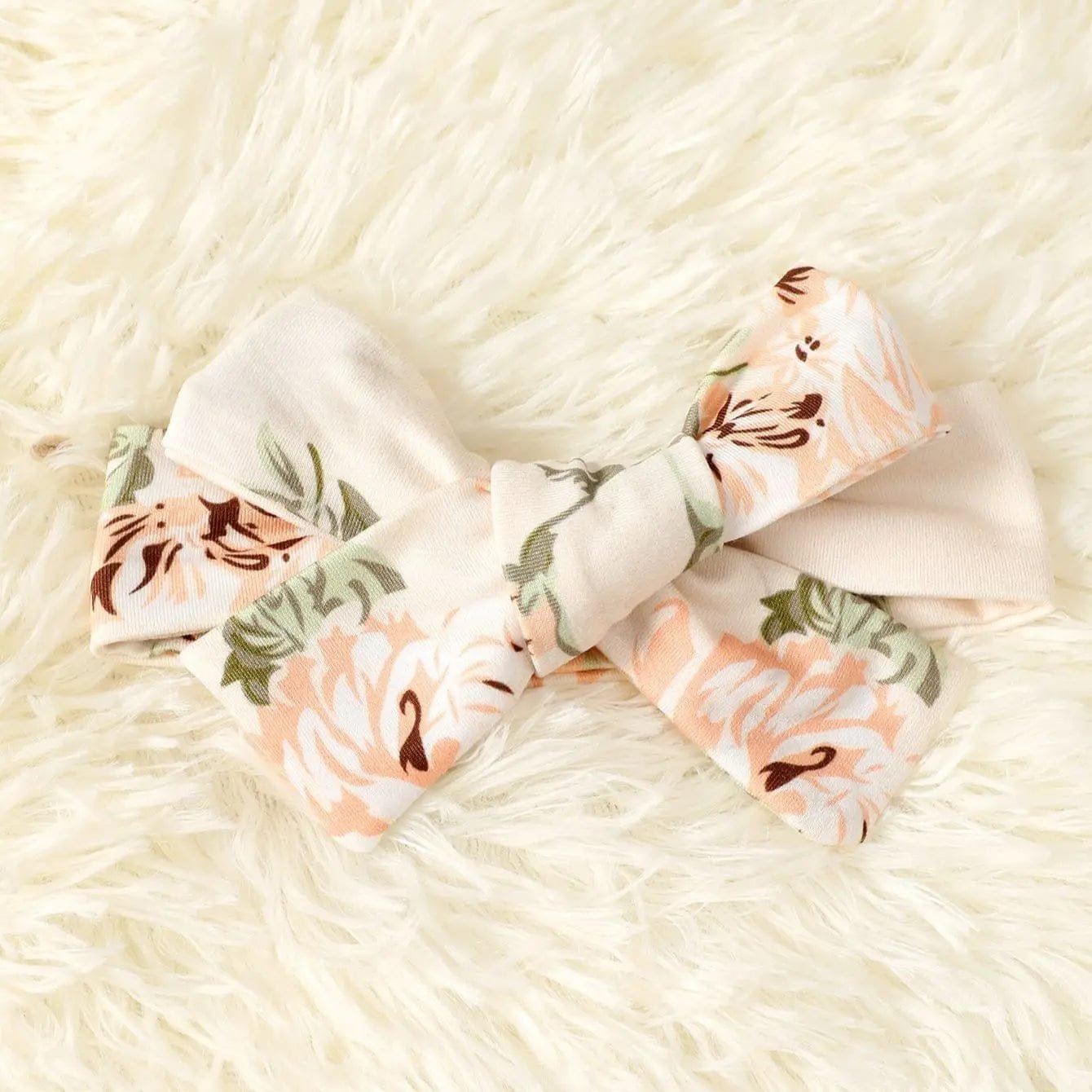 Floral bow headband from the pink baby girl set for finishing everyday looks and photo days.