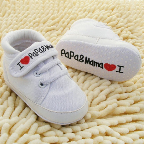 White baby shoes with 'I ❤️ Papa–Mama' text 