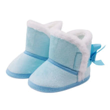 Baywell blue autumn winter newborn boots with soft sole and fur lining, shown next to a size chart for 0-18 months for cozy baby wear from 0 to 18 months.