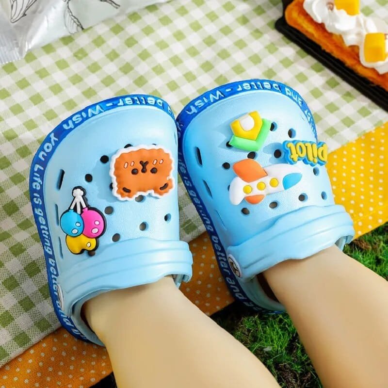 Summer Kids Hole Sandals Anti-Skid Cartoon DIY Design style A slip-on shoes for splash play, garden walks, and summer outings, close-up.