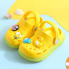 Summer Kids Hole Sandals Anti-Skid Cartoon DIY Design style G slip-on shoes for splash play, garden walks, and summer outings, angle view.