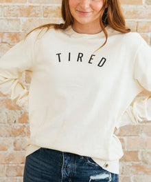Tired Sweatshirt cream slogan crewneck for relaxed daily wear, coffee runs, and comfortable weekend styling.