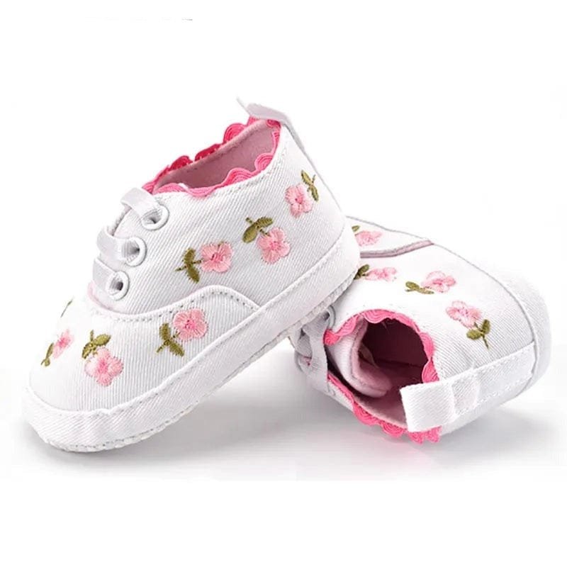 Soft flexible sole detail of the white lace floral baby shoes, made for crawling babies learning to stand and step.